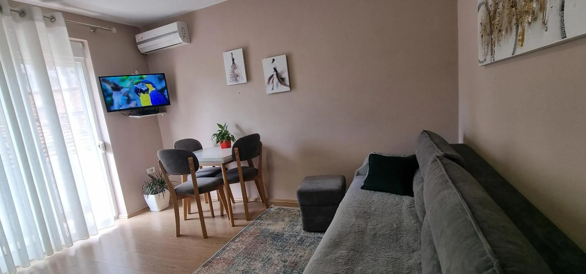 Appartamento Comfy Apartment- Sunny Balcony Tirana